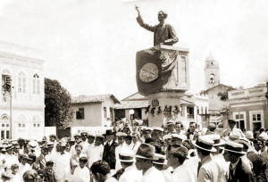 Inauguração do busto de Bráulio Cavalcante no dia 16 de setembro de 1917, quando ainda não existia a Faculdade de Direito
