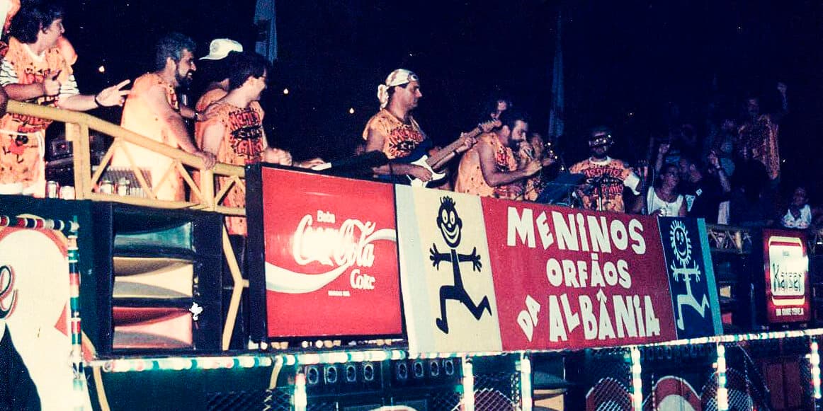 Bloco Meninos da Albânia: escreveu não leu, o pau comeu