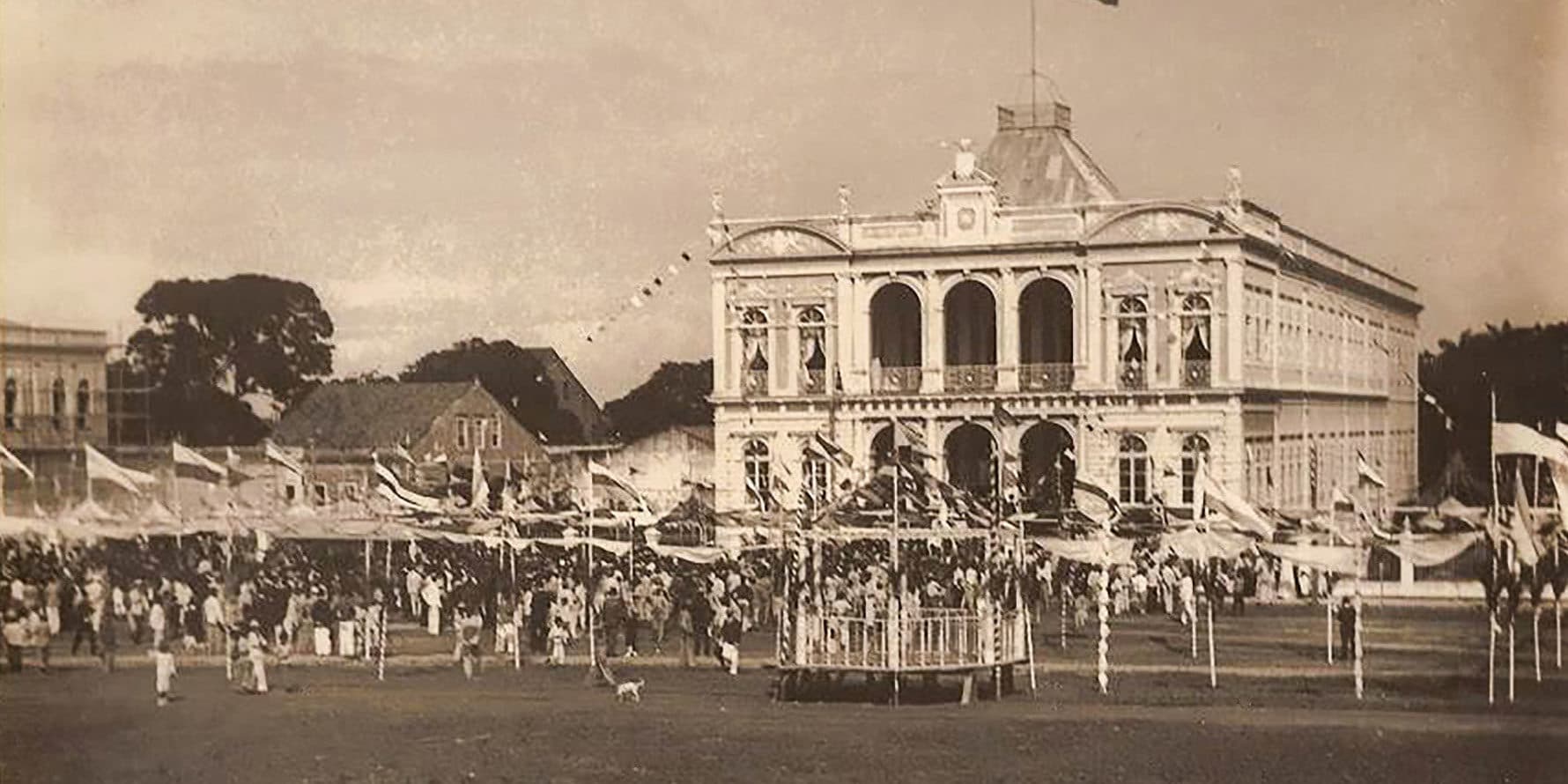 Praça dos Martírios e o monumento a Floriano Peixoto